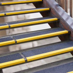 Lange Treppenstufen aus Glasfaser - ERP-Zugänglichkeit