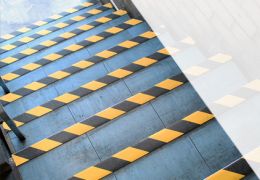 Zugänglichkeit von Treppen: Regeln zur Vermeidung von Stürzen